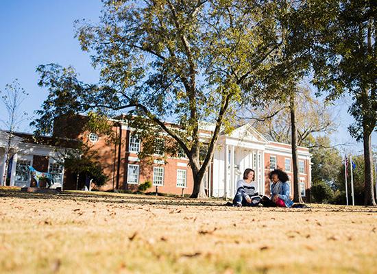 Students sitting outside 在线博彩 Newnan